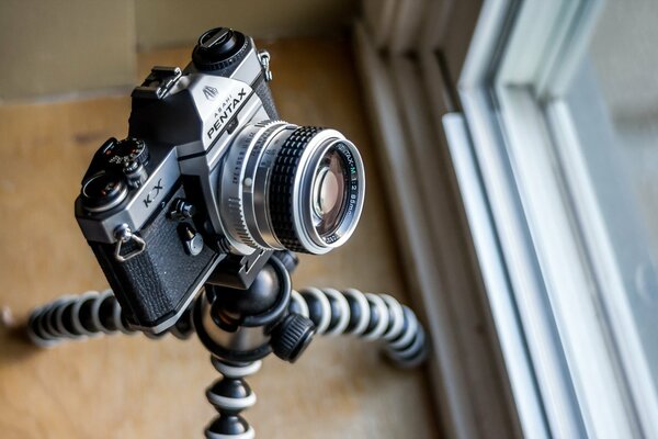 Fotocamera Macro pentax kx sul davanzale della finestra