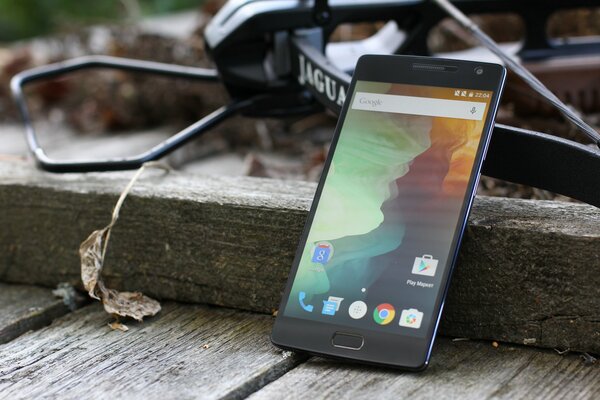 A smartphone with an almost empty desktop, without unnecessary applications
