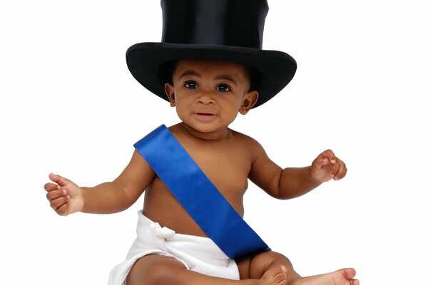 Bébé à la peau foncée dans un énorme chapeau