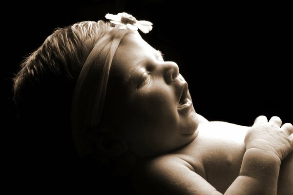 Foto di un bambino addormentato in una benda