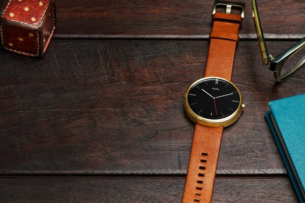 Moto-signierte Uhr, Lederwürfel, Brille und Notizblock
