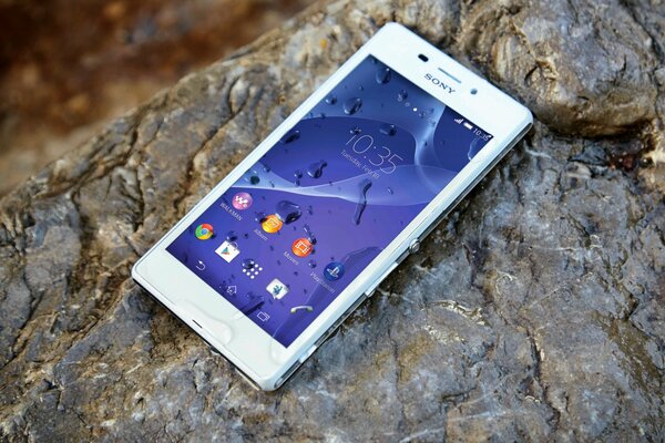 Blanc Sony Smartphone repose sur la pierre humide