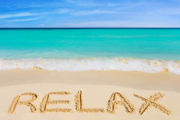Sommerstrand mit heißer Sonne, Himmel mit Wolken, Entspannende Küste am Meer mit smaragdgrünem Wasser, sauberem Sand, Himmel mit Wolken