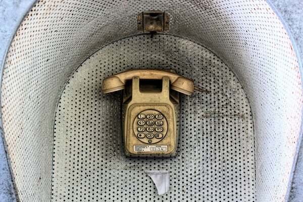 Telefono vintage in cabina retrò