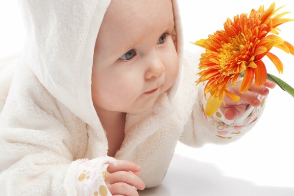 Familiarization of the baby with nature, in particular with a flower