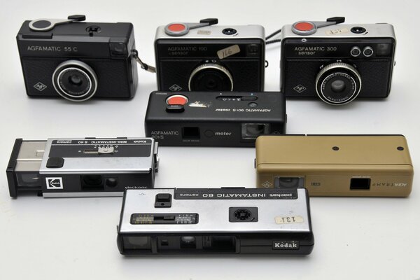 Trois appareils photo anciens