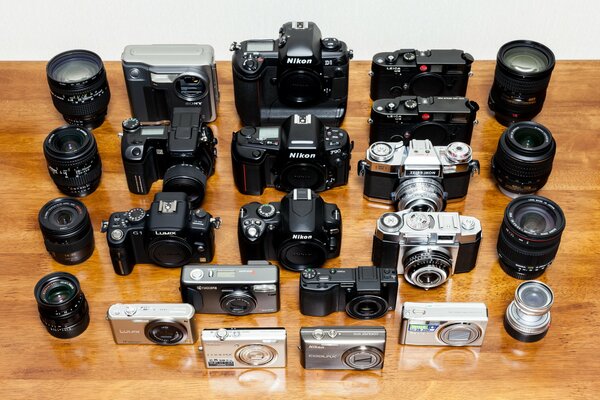 Collection d appareils photo Vintage et lentilles sur fond en bois