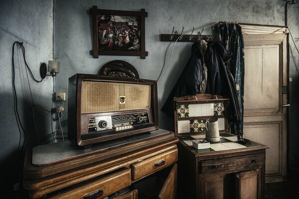 Radio Vintage en una mesa de madera