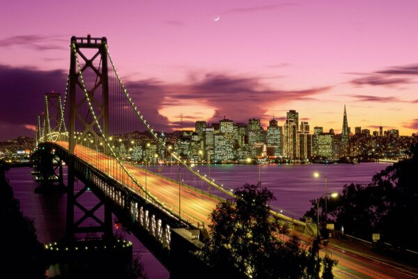 Beau pont de Brooklyn au coucher du soleil