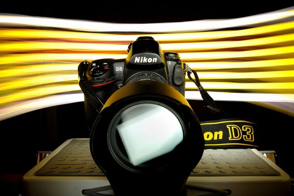 Nikon D3 Kamera auf gelbem Hintergrund