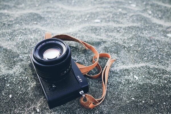 Bel appareil photo se trouve sur le sable