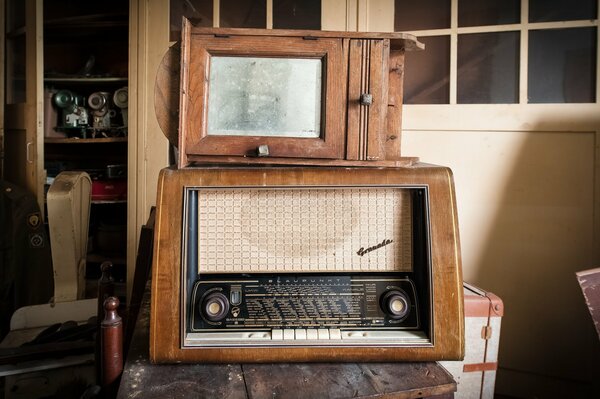 Stare radio na tle warsztatu