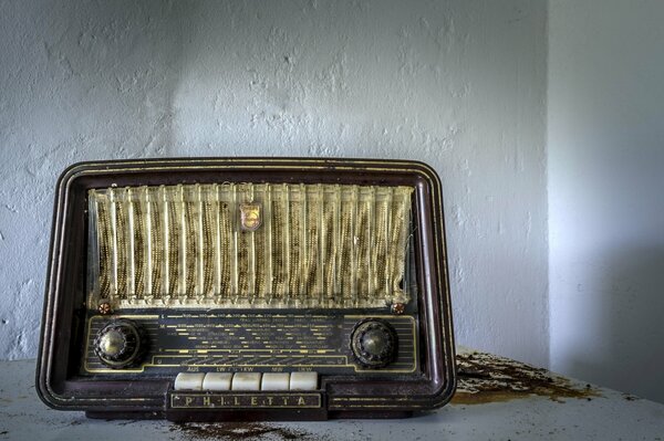 Vieux et sale récepteur radio