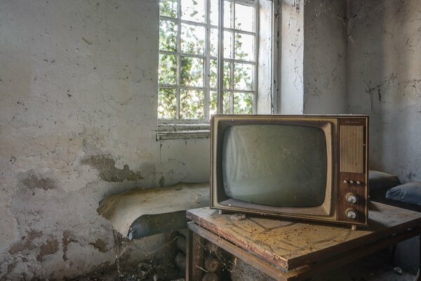 Poussiéreux, vieux téléviseur dans une maison abandonnée