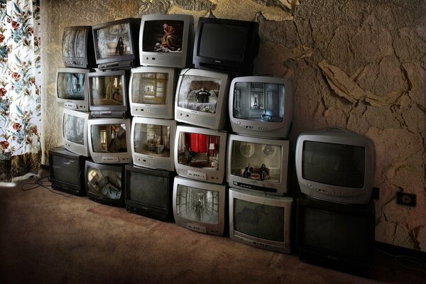 Chambre avec de vieux téléviseurs très usagés