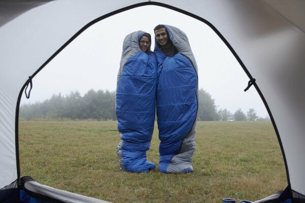 Sortir avec des sacs de couchage dans la nature