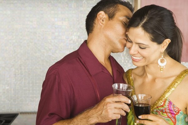 Zärtlichkeit der Gefühle und Wein im Glas
