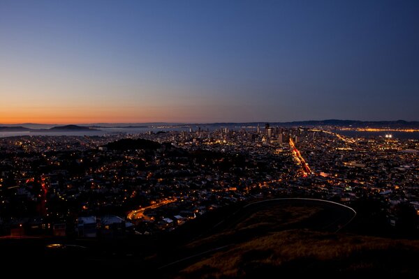 Nachtmetropole bei Sonnenuntergang tolle Aussicht