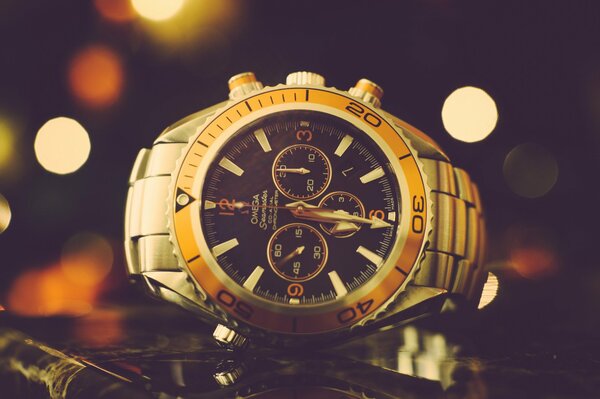 Montre-bracelet avec des aiguilles sur fond de reflets