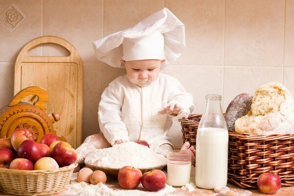 Bébé cuisinier bébé farine cuisine