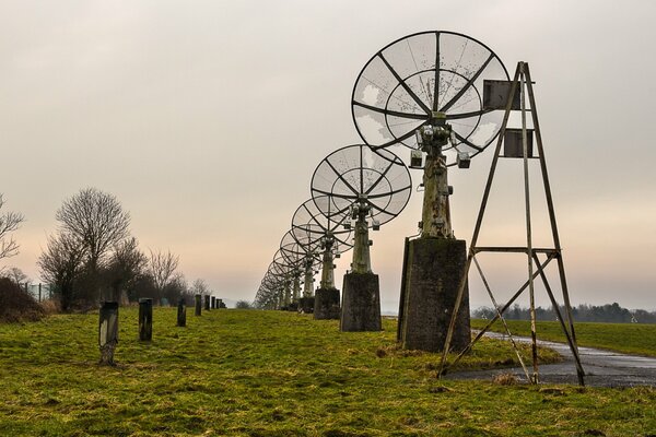 Antennen auf dem Hintergrund der Natur des Observatoriums