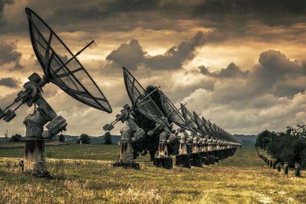 Antennen im Feld, bewölktes Wetter