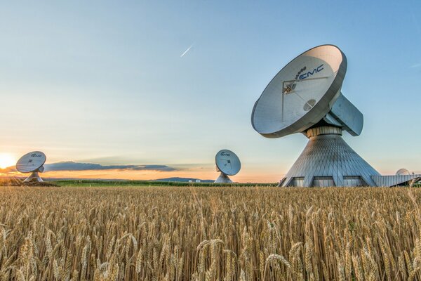 Tecnologia moderna su un bel campo