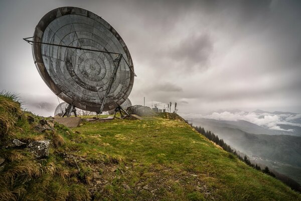 Antena e il cielo stanno molto bene sulla montagna