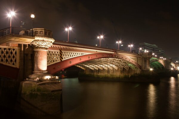 Zugbrücke und Nachtlichter der Stadt