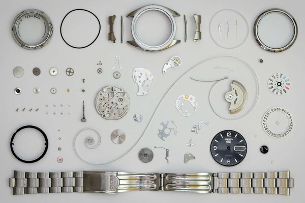 Mechanizm i części zegarka seiko od wewnątrz