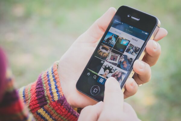 Instagram, iPhone, geöffnete App auf dem Bildschirm