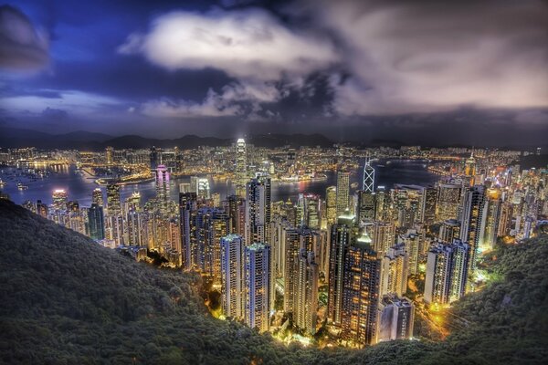 Vue de nuit de la ville d en haut à la lumière des orages et des fenêtres rougeoyantes rares