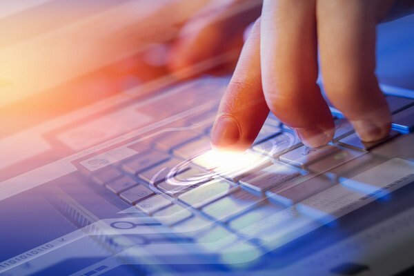 Doigts de la main tapant sur le clavier