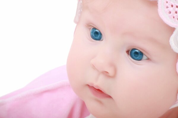 Bébé ange yeux bleus