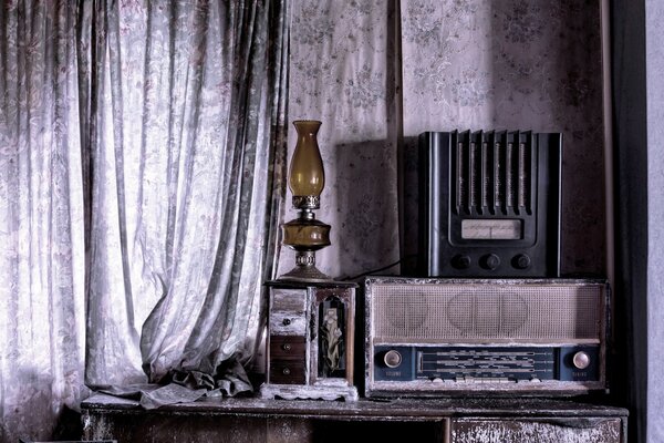 Receptor de Radio retro cerca de cortina y luz
