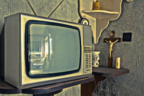 Vieux téléviseur dans l ancien appartement