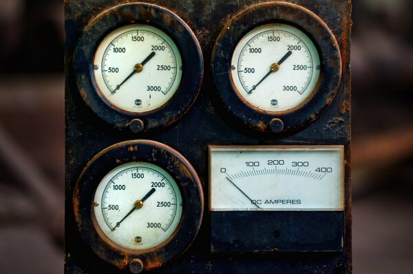Vintage-looking appliances with arrows on zeros
