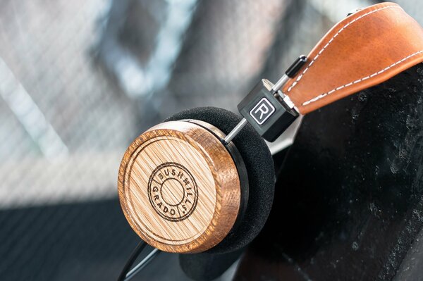 Auriculares de madera con borde de cuero