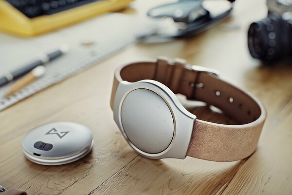 Reloj de pulsera en mesa de madera