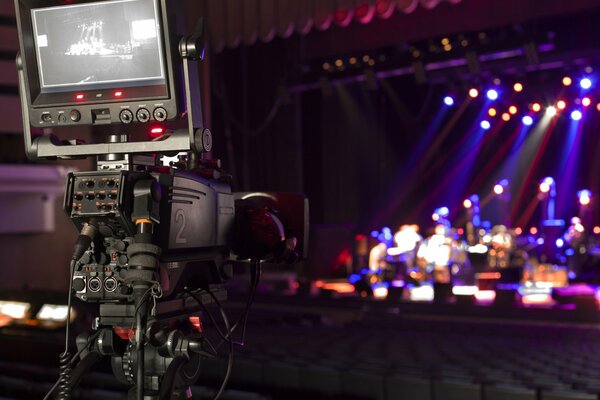 Il y a une vidéo d un concert de musique. Arrière-plan flou