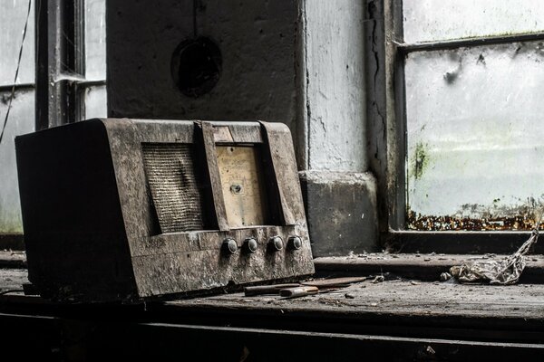 Vieille radio abandonnée sur le rebord de la fenêtre