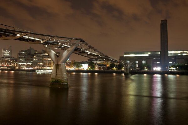 Pont futuriste en métal de nuit