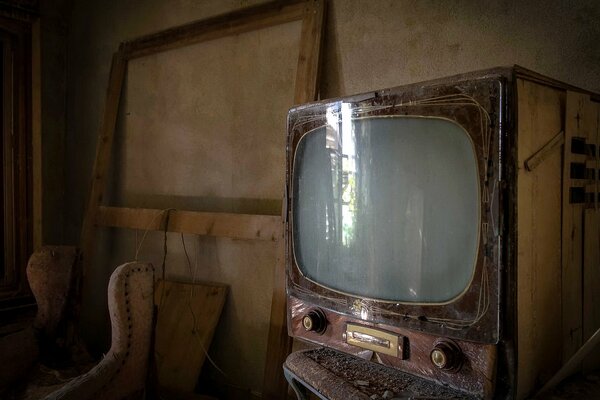 Una stanza con un vecchio televisore in uso