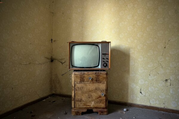 TV Vintage en medio de una mala reparación