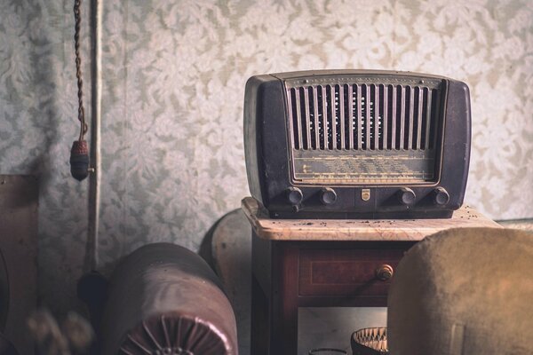 Vintage Radio Philps na tle tapety