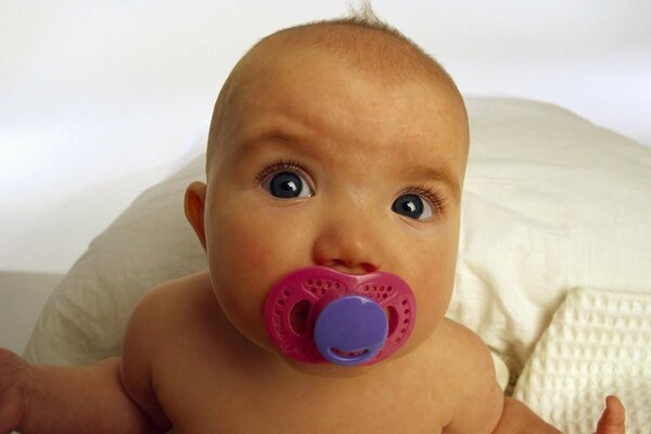 Drôle de bébé avec des yeux exorbités