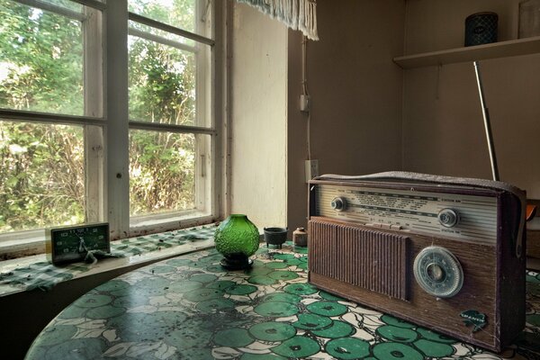 Receptor de Radio retro en la mesa al lado de él