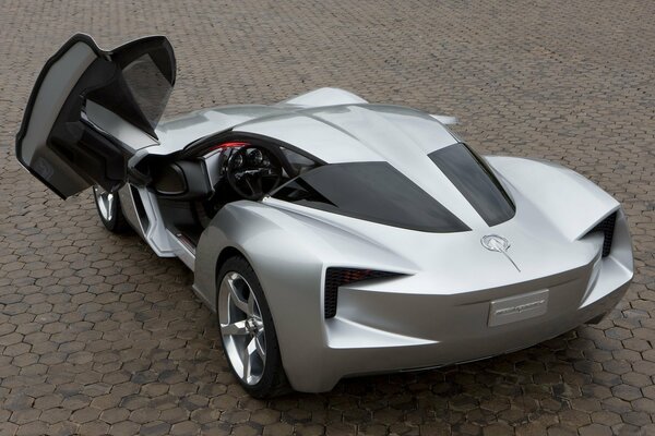 Voiture de sport argentée avec porte ouverte