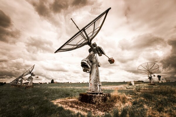 Grandes antenas en el campo