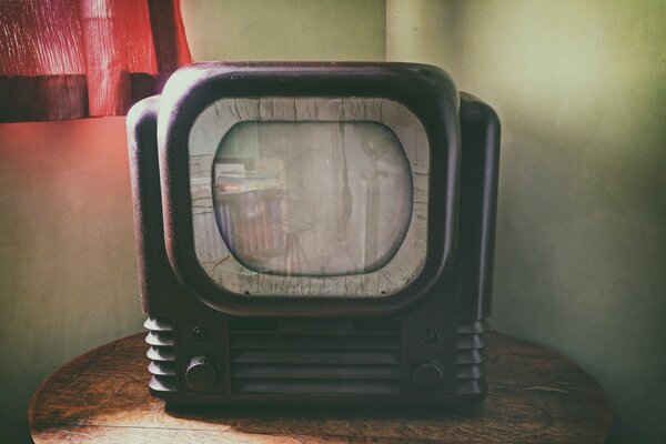 Piccola TV vintage in camera